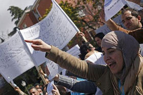 Decenas de personas participan en una manifestación frente a la embajada de Libia en Madrid para reclamar el cese de la violencia contra civiles en el país árabe, en esta foto de febrero de 2011