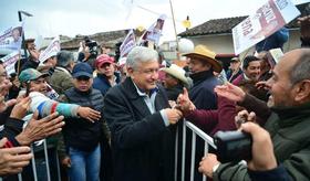 López Obrador saluda a simpatizantes