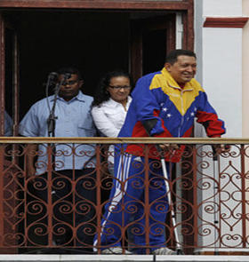 El presidente Hugo Chávez (d) y su hija María (c) junto a un hombre no identificado a la izquierda, en esta imagen del 22 de mayo de 2011