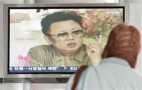 La televisión surcoreana emite un reporte sobre el líder norcoreano Kim Jong-il. (AP) La televisión surcoreana emite un reporte sobre el líder norcoreano Kim Jong-il