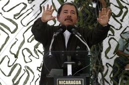 El presidente de Nicaragua, Daniel Ortega, en un discurso durante una parada militar. Managua, 12 de septiembre de 2009. (REUTERS)
El presidente de Nicaragua, Daniel Ortega, en un discurso durante una parada militar. Managua, 12 de septiembre de 2009. (REUTERS)