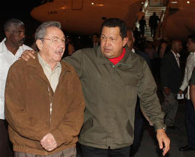 Raúl Castro y Hugo Chávez, durante la visita del presidente venezolano a La Habana, el 10 de abril de 2009. (AP)