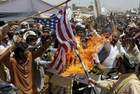 Manifestantes pakistaníes queman una bandera estadounidense por el fallecido líder de Al Qaeda, Osama bin Laden