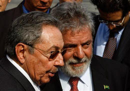 Raúl Castro y Lula da Silva, el 31 de octubre de 2008 en La Habana. (AP)
Raúl Castro y Lula da Silva, el 31 de octubre de 2008 en La Habana. (AP)