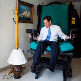 El senador Marco Rubio sentado en una silla gigante, durante una visita a una mueblería en Franklin, New Hampshire