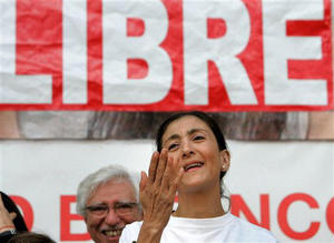 Ingrid Betancourt en un acto de bienvenida en París el 4 de julio
