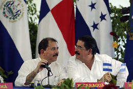Daniel Ortega y Manuel Zelaya, durante una cumbre en Managua. (REUTERS)