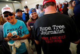 Partidario de Trump muestra una camiseta instando al linchamiento de periodistas durante la campaña presidencial, un día antes de las elecciones en Estados Unidos