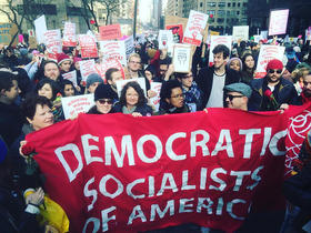 Manifestantes a favor de un socialismo democrático en Estados Unidos