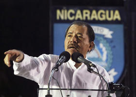 El presidente de Nicaragua, Daniel Ortega, durante una graduación de cadetes en una base militar de Managua, 9 de diciembre de 2009. (REUTERS)