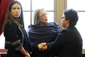 Cecilia Matos, al centro, conversa con sus dos hijas. Cecilia Matos, al centro, conversa con sus dos hijas