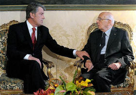 El presidente ucraniano Víktor Yushenko (izq.), junto a su homólogo italiano Giorgio Napolitano, en Roma el 8 de octubre de 2008. (AP)