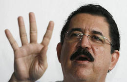 Manuel Zelaya, tras ser depuesto, en una rueda de prensa en Costa Rica, el 28 de junio de 2009. (REUTERS)
Manuel Zelaya, tras ser depuesto, en una rueda de prensa en Costa Rica, el 28 de junio de 2009. (REUTERS)