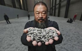 En esta imagen, Ai Weiwei posa en Londres en la galería Tate el 11 de octubre de 2010