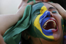 Una aficionada brasileña reacciona ante la derrota de su equipo