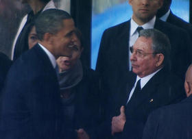 Barack Obama y Raúl Castro estrechan manos en el funeral de Nelson Mandela