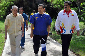 El presidente venezolano, Hugo Chávez (c), caminando el pasado viernes junto al canciller venezolano, Nicolás Maduro (d)