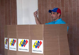 El gobernador del estado Miranda y líder opositor venezolano Henrique Capriles al momento de votar
