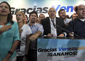 Miembros de la coalición opositora Mesa de Unidad Democrática (MUD) celebran la victoria el lunes 7 de diciembre de 2015, en la ciudad de Caracas, Venezuela