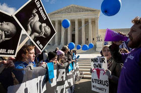 Manifestantes a favor y en contra del aborto, frente al edificio de la Corte Suprema en Estados Unidos