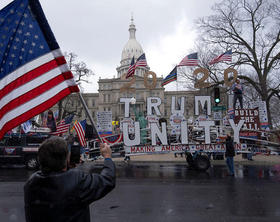 Manifestantes apoyan al presidente Donald Trump frente al Capitolio de Michigan el pasado 15 de abril