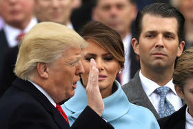 Donald Trump Jr. mira a su padre en la toma de posesión