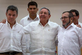 Raúl Castro posa junto al presidente colombiano Juan Manuel Santos, y el comandante de las FARC Timoleón Jiménez en la Habana