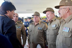 El presidente boliviano Evo Morales con militares cubanos