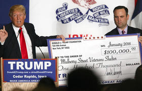 Trump realizando campaña política con cheques a los veteranos