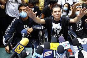 Julio Rivas, uno de los estudiantes que hizo la huelga, durante una conferencia de prensa