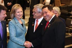 El saludo entre el presidente Hugo Chávez y la secretaria de Estado Hillary Clinton