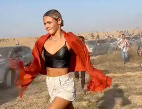 Una joven israelí huye durante el ataque terrorista en un festival de música en Israel