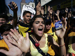Estudiantes protestan en Caracas. Estudiantes protestan en Caracas.