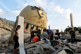 Mezquita destruida por un bombardeo israelí en Jan Yunis, sur de Gaza