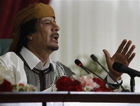 El líder libio Muamar el Gadafi habla a sus seguidores en Trípoli, el 2 de marzo de 2011