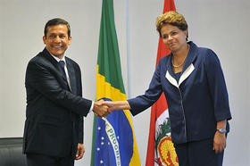 El mandatario electo de Perú, Ollanta Humala durante una reunión con la presidenta brasileña Dilma Rousseff, en Brasilia, Brasil