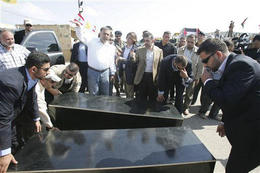 Hezbolá entrega los cadáveres de dos soldados israelíes. Hezbolá entrega los cadáveres de dos soldados israelíes.