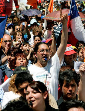 Manifestantes en Santiago de Chile, 18 de noviembre de 2008. (AP) Manifestantes en Santiago de Chile, 18 de noviembre de 2008. (AP)
