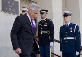 El secretario de Defensa Chuck Hagel a la salida del Pentágno el lunes tras su renuncia