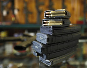 Cargadores para fusiles AR-15 en esta imagen de archivo