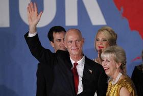 El republicano Rick Scott celebra su reelección a la gobernación de la Florida acompañado de su familia, el martes en Bonita Springs