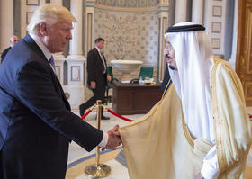El presidente estadounidense Donald Trump junto al rey Salman bin Abdulaziz al-Saud, de Arabia Saudita