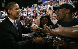 Obama saludad a sus seguidores