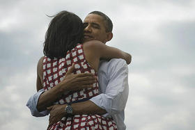 Tras conocer su victoria, Barack Obama subió esta foto a su cuenta en Twitter. “Cuatro años más”, escribió