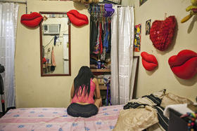 Según un artículo publicado por el portal Bloomberg, la economía venezolana está tan deteriorada que las prostitutas ganan más con el tráfico de dólares que con su profesión habitual