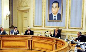 El recién nombrado vicepresidente Omar Suleimán (2º d) preside ayer la reunión de los representantes políticos de la oposición, en El Cairo, Egipto