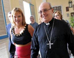Cardinal Jaime Ortega walks with Leire Pajin , secretary of organization of the Spanish Socialist Party (PSOE ) , shortly before a meeting at the headquarters of the archdiocese of Havana. El cardenal Jaime Ortega camina junto a Leire Pajín, secretaria de organización del Partido Socialista Obrero Español (PSOE), poco antes de una reunión en la sede del arzobispado de La Habana