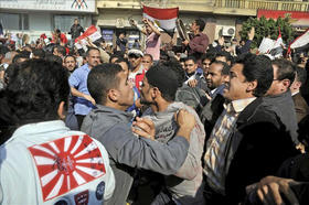 Los partidarios del presidente de Egipto, Hosni Mubarak, se enfrentan a los activistas de la oposición, tras irrumpir en la plaza Tahrir en El Cairo, Egipto