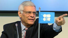 El secretario general de la OPEP, Salem El-Badri, ministro petrolero de Libia, explica el alcance de la decisión de mantener las cuotas actuales de producción