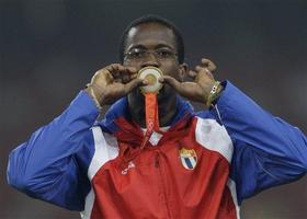 Dayron Robles celebra su medalla de oro en 110 metros con vallas Dayron Robles celebra su medalla de oro en 110 metros con vallas